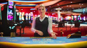 Meja blackjack live dealer di studio toto138 dengan kartu yang terlihat jelas